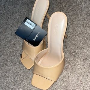 BRAND NEW Size 9 tan heels from Forever 21!! Final sale and they do not fit me.
